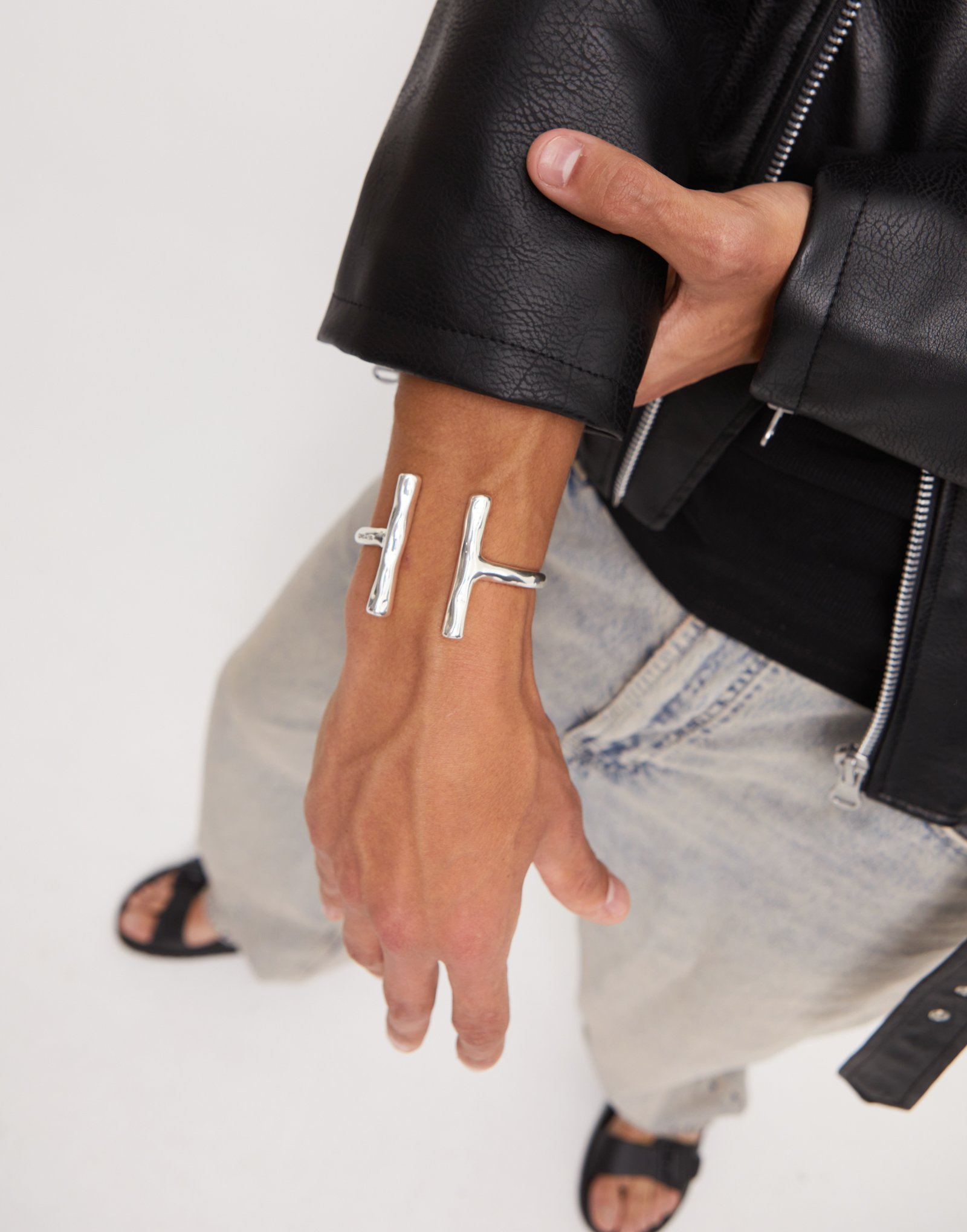 Bracciale rigido placcato argento sterling e due tubi lunghi alle estremità, Argent, large thumbnail
